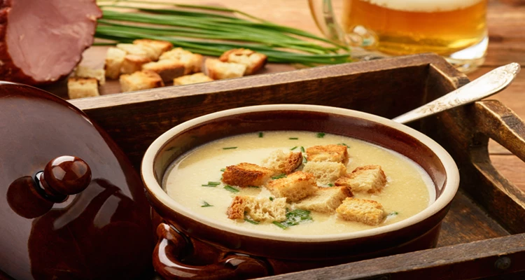 Biersuppe mit knusprigen Croutons